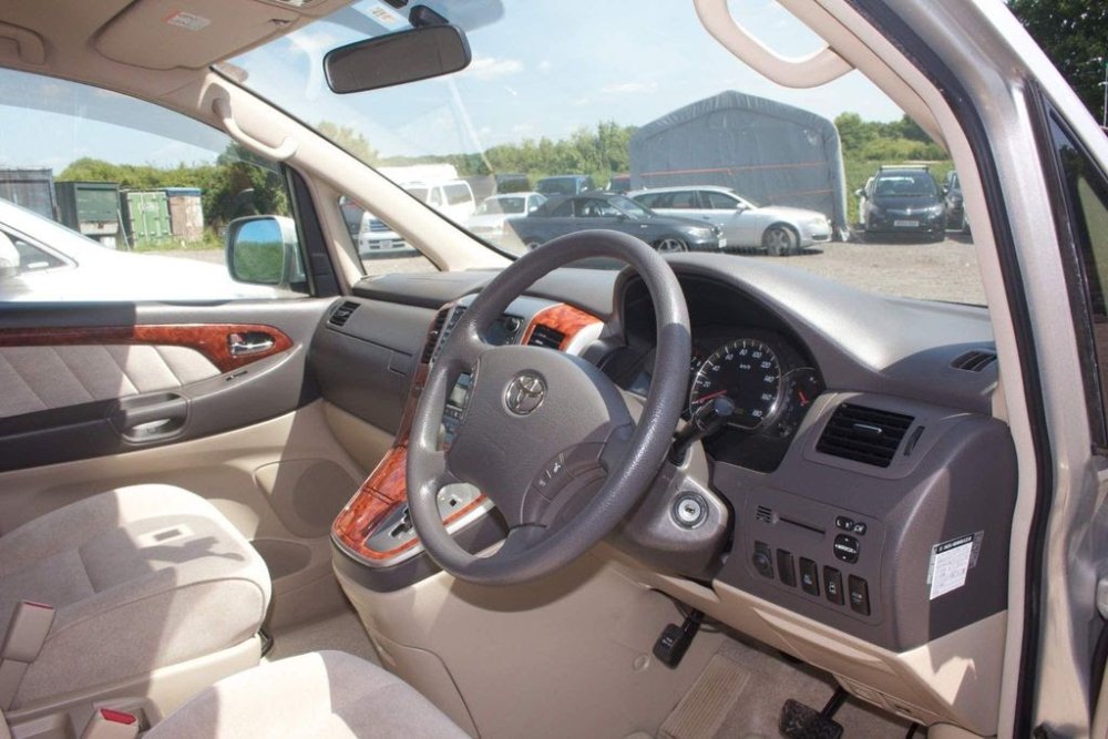 Toyota Alphard 1.jpg